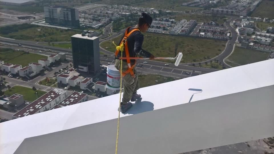 Aplicación de impermeabilizante en edificio de gran altura